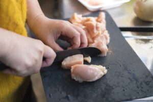 まな板は分けるべき？肉魚野菜など雑菌予防の便利グッズを解説！