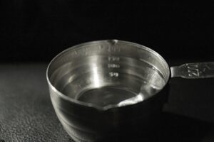 圧力鍋の使い方で悩む水の量の目安はどのくらい？使い方と注意点を解説！