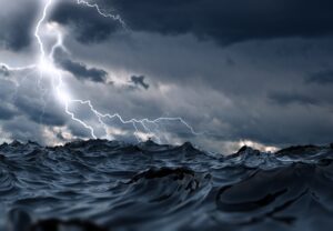 海水浴の雷は人間に落ちるって本当？対策を徹底解説！